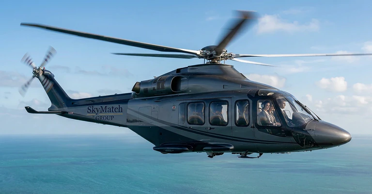 Hubschrauber im Flug über dem Meer
